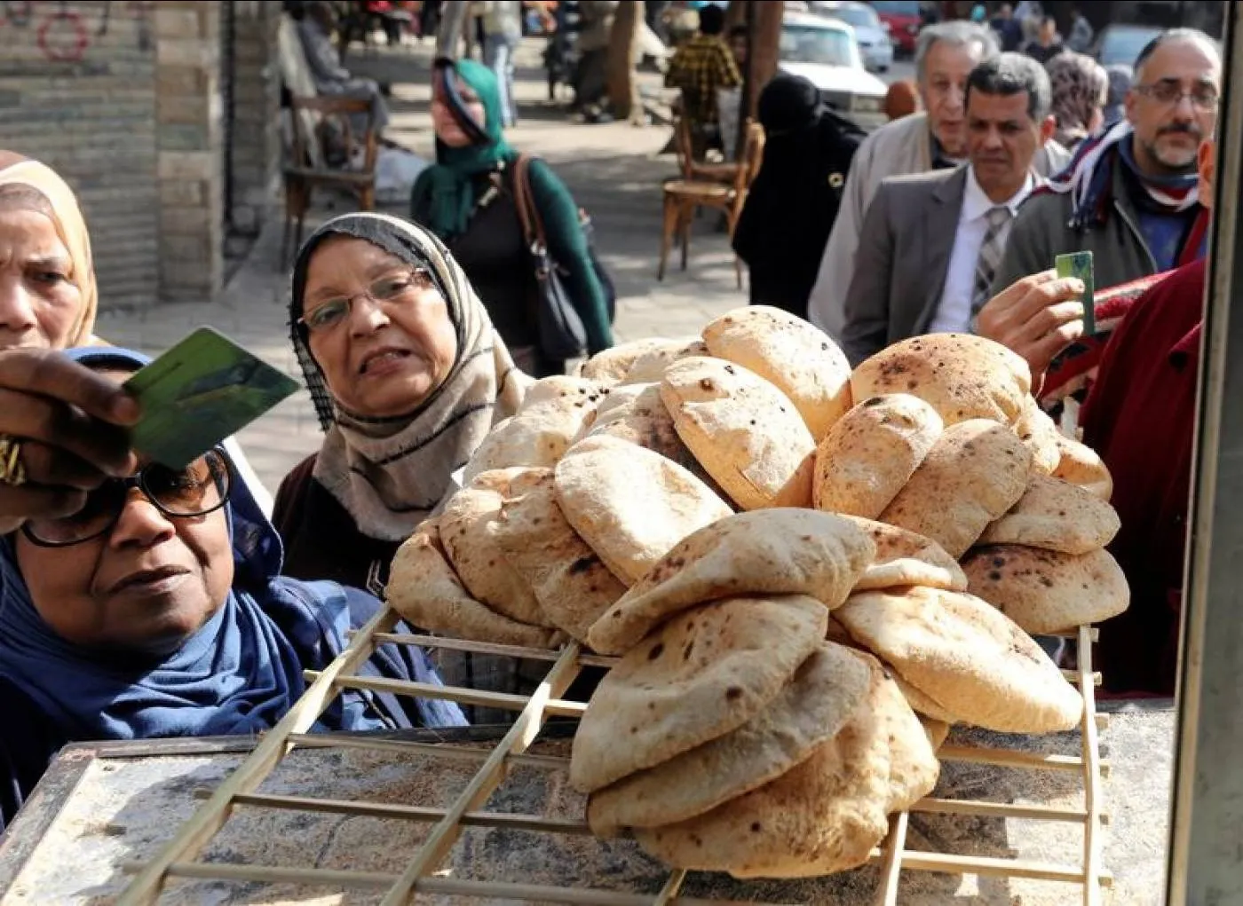 رفع سعر رغيف الخبز سحق للطبقات المتوسطة والفقيرة