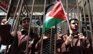 في يوم الأسير ندعم المطالبة بتحرير كل الأسرى الفلسطينيين